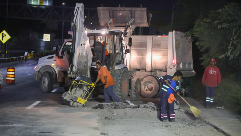 Realizan labores de bacheo en Carretera Nacional.