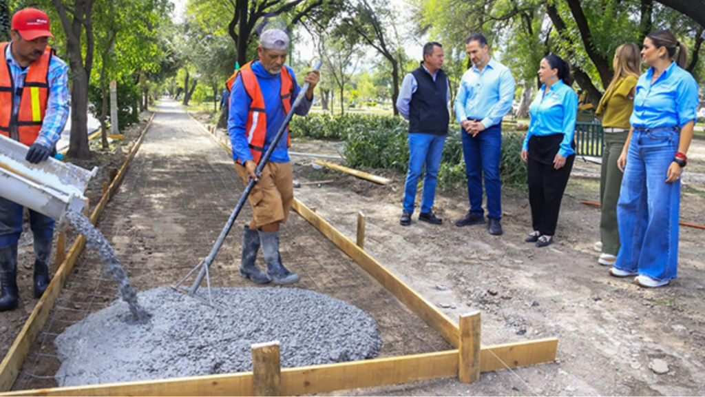 Adrián de la Garza supervisa rehabilitación de Parque Roma.