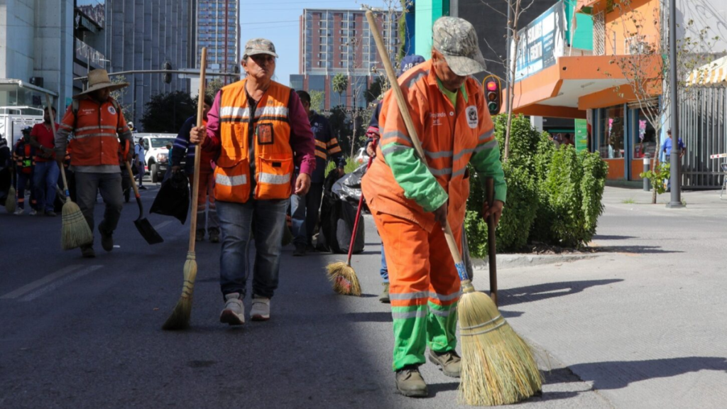 Servicios Públicos de Monterrey recolectan dos toneladas de basura tras desfile.