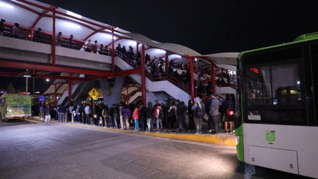 Adrián de la Garza pide mejor transporte público para ciudadanos