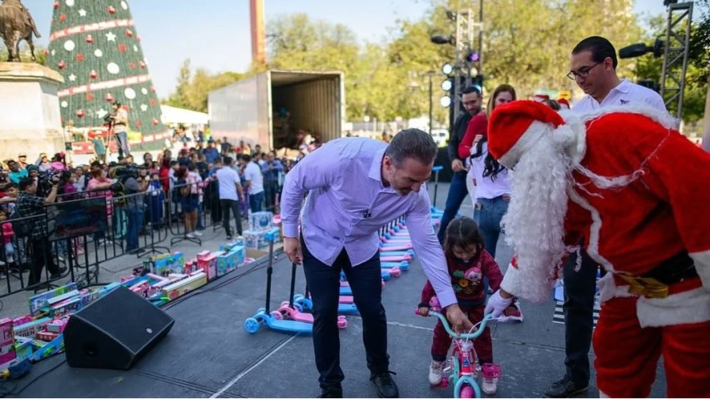 Juguetón Azteca llena de sonrisas a Monterrey.