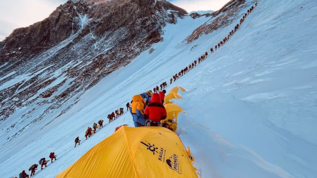 Nepal aumenta la tarifa para escalar el Everest: Nuevo precio y medidas ecológicas.